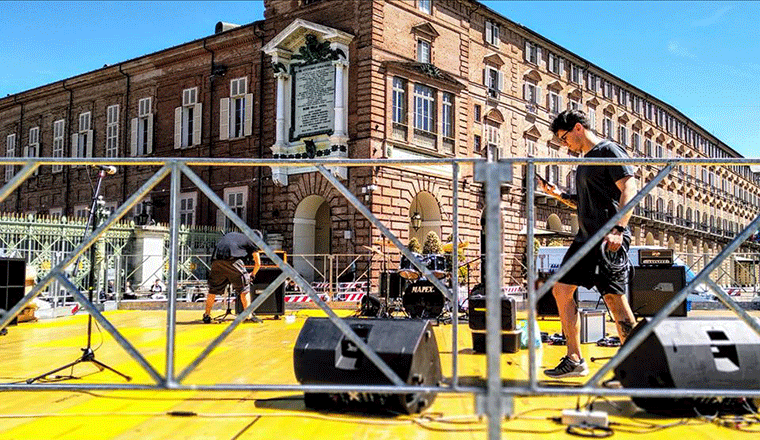 una squadra di tecnici live sul palco